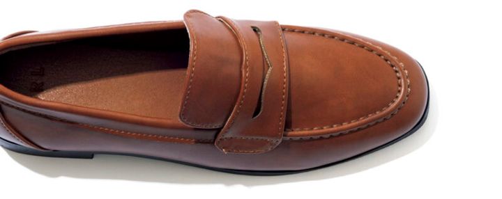 スタンダードなデザインで合わせやすい。しなやかなフェイクレザーで足なじみがいい。ローファー[H2]￥1,999（GRL） 