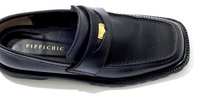 コインローファーという名の由来通り、サドルを飾るコインモチーフが華やか。がっしりした厚めのソールがメンズライク。[H3]￥53,900（ピッピシック／ベイジュ）