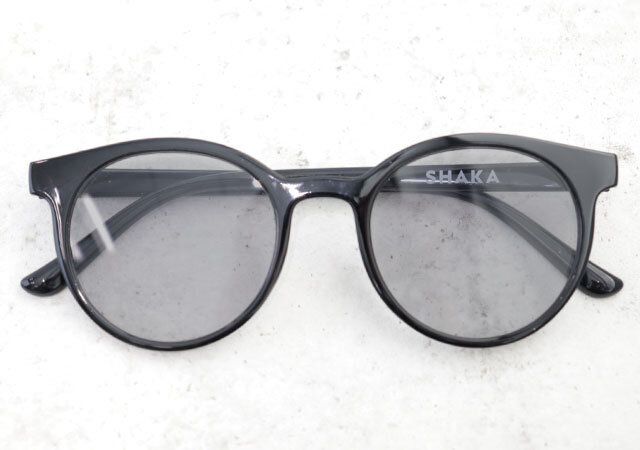 SHAKA調光サングラス紫外線で濃くなる