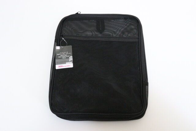 ダイソーのメッシュケース（内ポケット付、ブラック）1