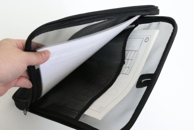 ダイソーのメッシュケース（内ポケット付、ブラック）3