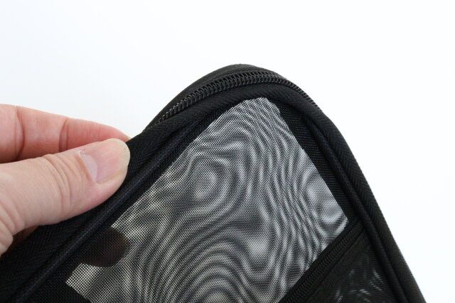 ダイソーのメッシュケース（内ポケット付、ブラック）4