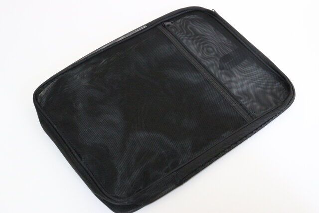 ダイソーのメッシュケース（内ポケット付、ブラック）2