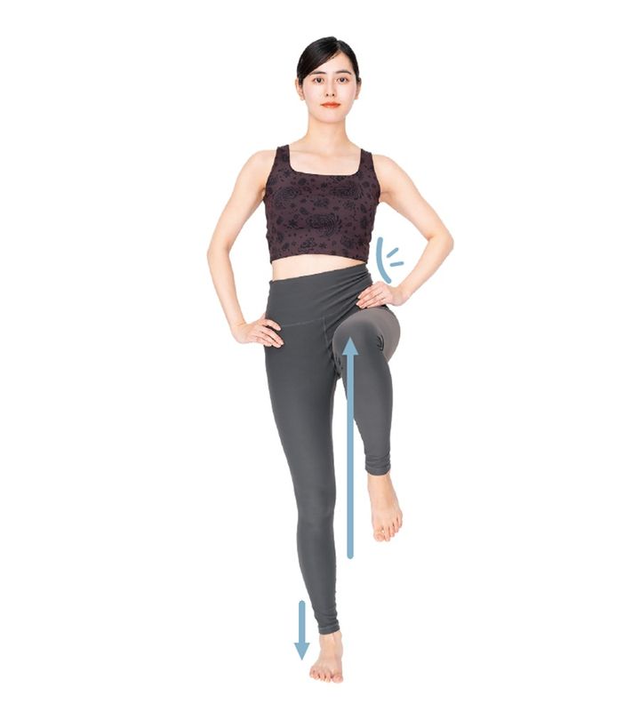 左膝をまっすぐ上げる。左側のくびれで膝を上げるイメージで。右足は地面に押し付ける。