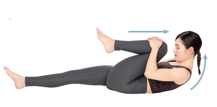 頭を持ち上げ、左膝と顔を近づける。