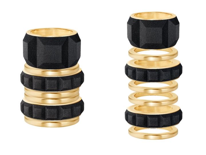 「キャトル サンド カフ」参考商品・ユニークピース（左：7点セットでの着用時、右：作品単体の様子）