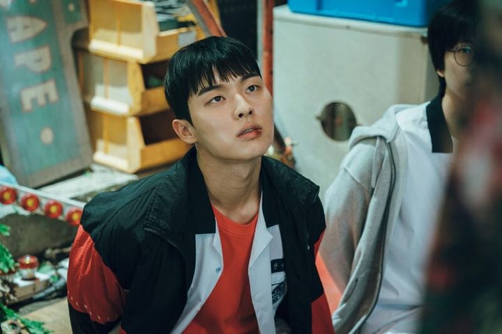 実力派若手俳優のホープ、チェ・ヒョヌクとは？ 2019年、高校在学時のデビュー以来、『復讐代行人～模範タクシー～』や『ラケット少年団』、『二十五、二十一』、『D.P. -脱走兵追跡官-』などの話題作に出演。今年『あいつは黒炎竜』で初の単独主演。