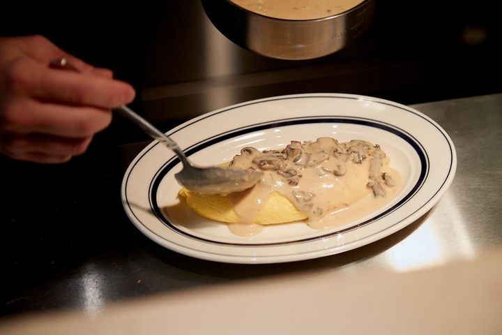 オムレツにソースをかける