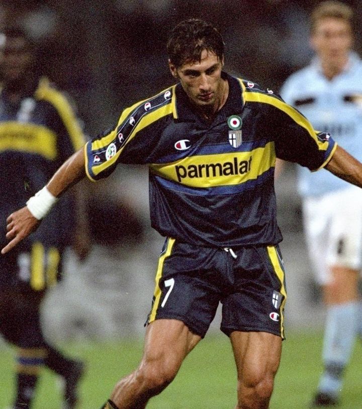 日本代表GK所属のイタリア古豪にオシャレな新ユニフォーム登場！「90年代カラー」が懐かしい