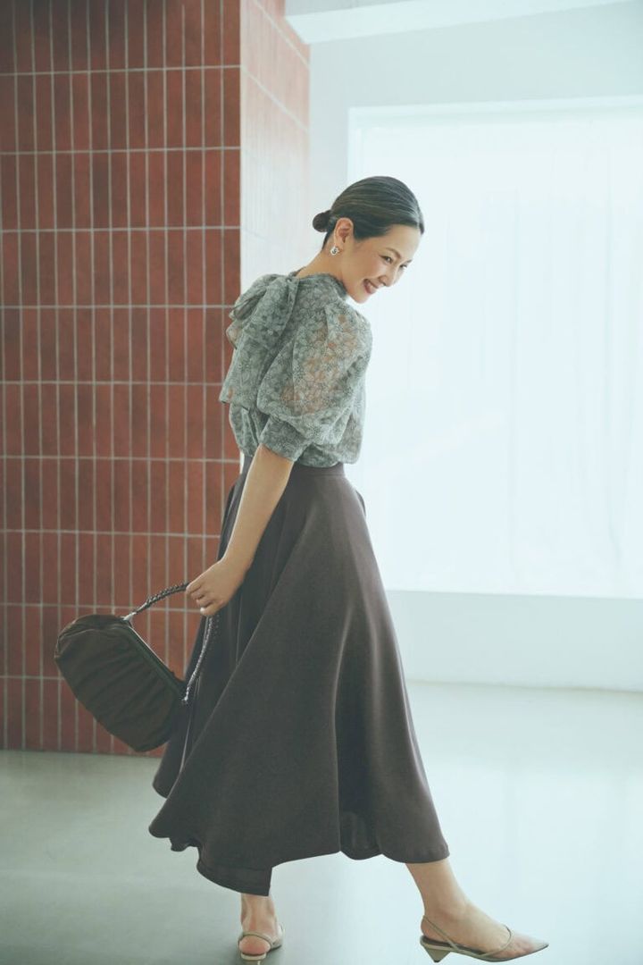 ブラウス¥72,600、スカート¥64,900、靴¥53,900／すべてコルコバード、ピアス¥66,000／ダブルスタンダードクロージング（すべてフィルム）、バッグ¥ 31,900／リンク