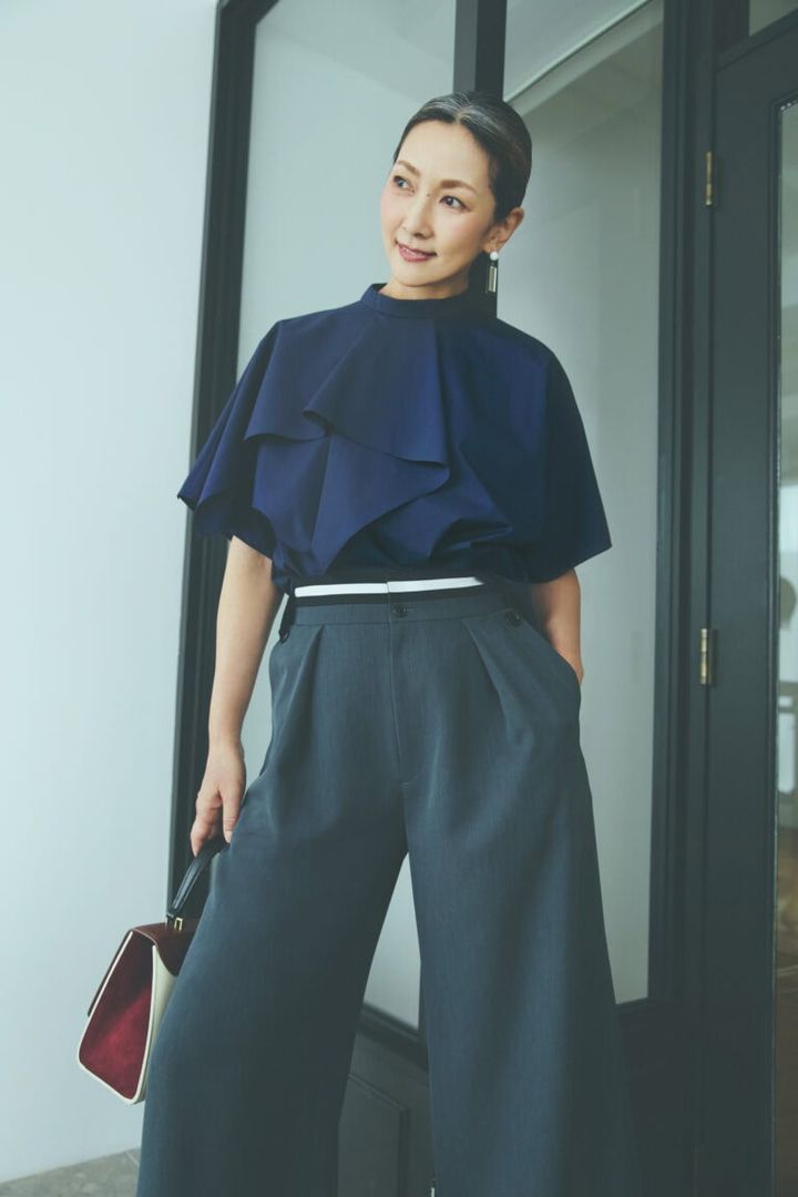 ブラウス¥30,800、パンツ¥41,800／ともにアドーア、ピアス¥23,100／クロディーヌ・ヴィトリー、バッグ¥102,300／タミーアンドベンジャミン（ともにアッシュ・ペー・フランス）