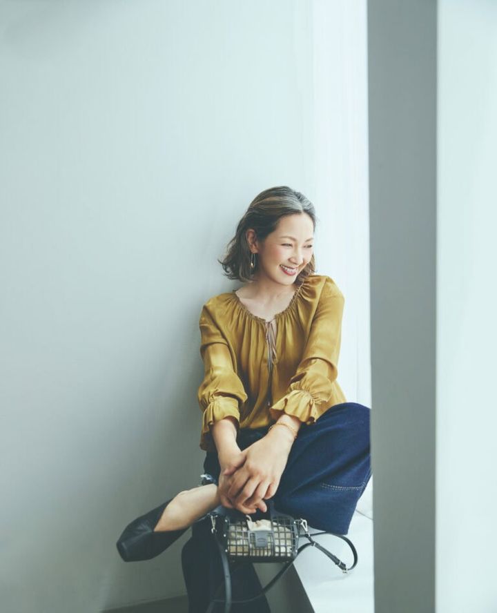 ブラウス¥60,500、デニムパンツ¥71,500／ともにスザンヌ ボマー（ウールン商会）、バッグ¥148,500／ドメスティック（アッシュ・ぺー・フランス）、バングル¥19,800／マナ ローザ ジュエル（マナ ローザ）、ピアス¥49,500／リューク、靴／スタイリスト私物