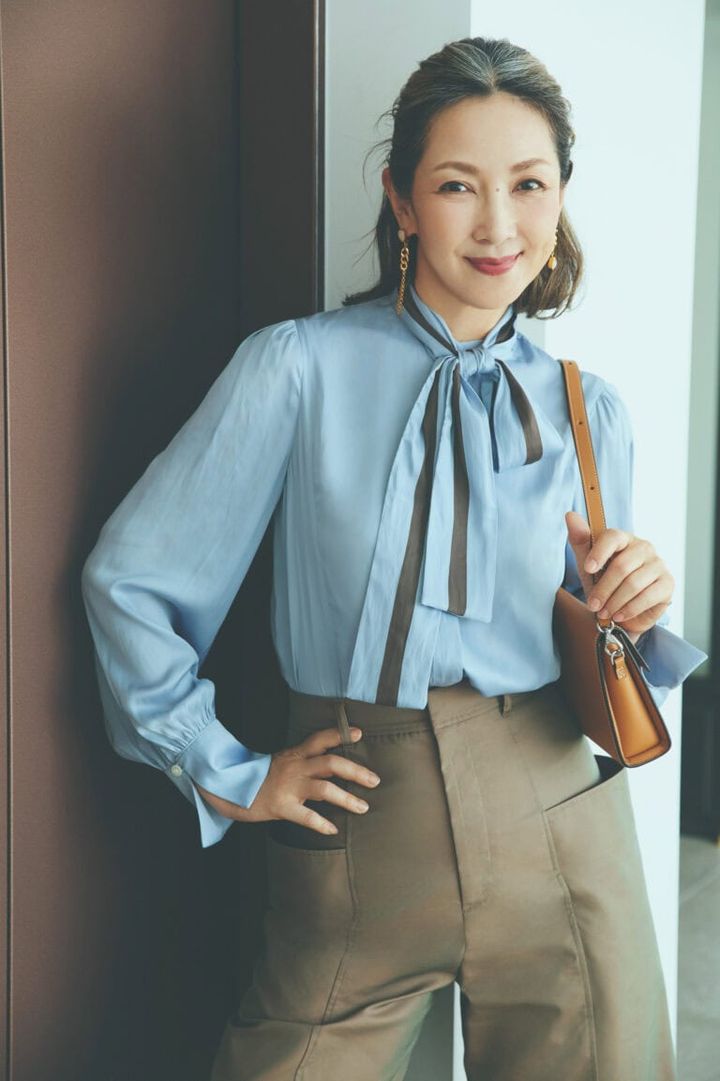 ブラウス¥39,000、パンツ¥36,300／ともにティーチ、ピアス¥11,000／マナ ローザ ジュエル（マナ ローザ）、バッグ¥96,800／アールエスヴイピー パリ（クイーポ）