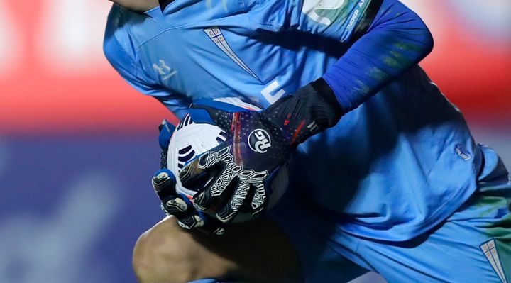 63歳の元レジェンドGK、試合中に心筋梗塞で倒れる…仲間たちが心肺蘇生で救命に尽力 「恐ろしい光景だった」