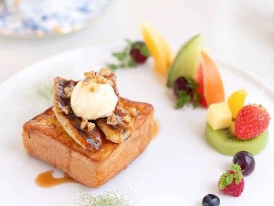 「ロンネフェルトティー＋焼きバナナとブリオッシュのフレンチトースト特別プレート」