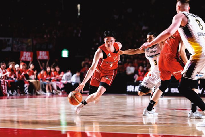 10周年を迎えるBリーグ。近年は大物外国籍選手が続々加入し、リーグのレベルが上昇。瀬川選手に代表されるように若手の勢いもあり、優勝争いはより熾烈に。実力伯仲なだけに、どのアリーナも大盛況でファンの応援もヒートアップ。注目はBリーグ初の新人ドラフトが来年1月末に行われること。また、シーズン中にはW杯予選も行われるので、選手選考を兼ねたバトルも見どころ。ⒸB.LEAGUE