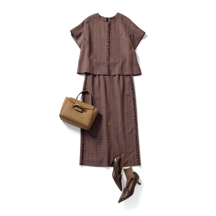 トップス1万9910円、スカート2万3980円（ともに23区／オンワード樫山 お客様相談室） バッグ6万5000円（ヴァジック／ヴァジックジャパン） ソックス660円（靴下屋／タビオ） パンプス4万700円（ファビオ ルスコーニ／ピモンテ）