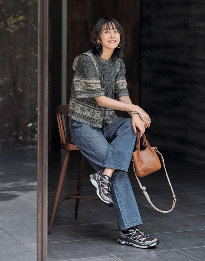 ブラウンスニーカーで 大人カジュアルな抜け感を！