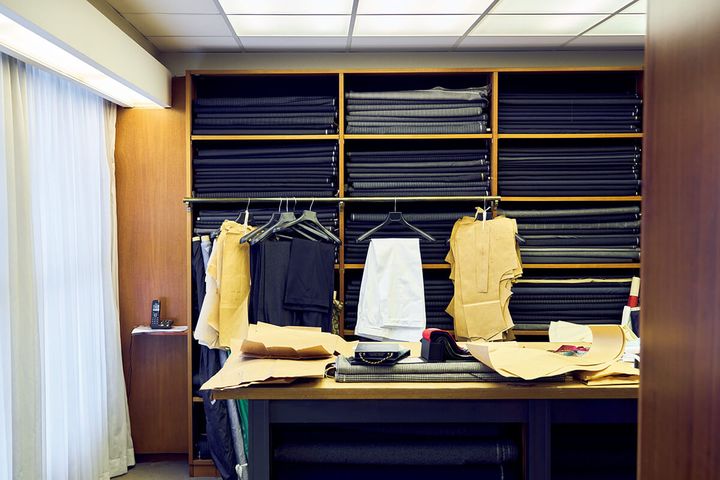 パリ〈Charvet〉本店 オーダーメイドのスーツ売り場