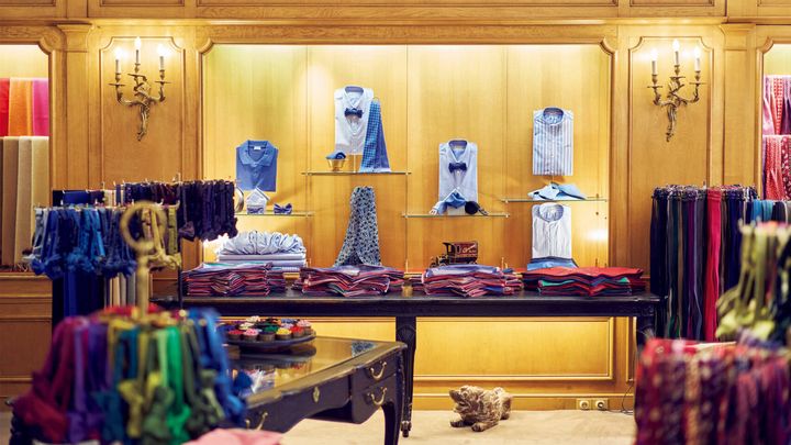 パリ〈Charvet〉本店1階 店内