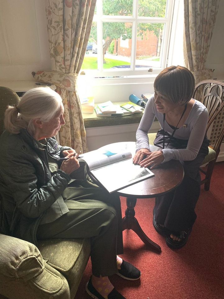 博士を取材した記事を掲載した2023年の『VOGUE JAPAN』10月号を直接お見せすることができました。するとその誌面にサインを書いてくれました。一生の宝物です。