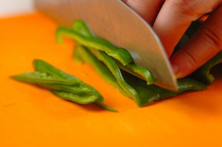 やみつき！無限ピーマン 中華風炒め by森岡 恵さんの下準備1