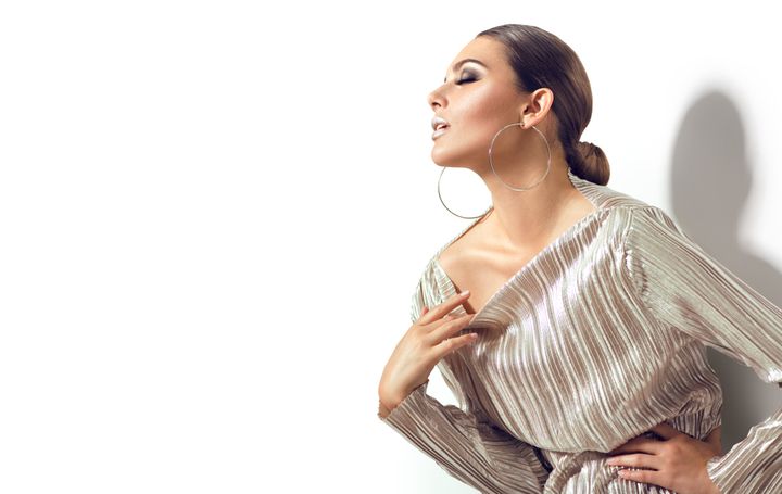 シルバーのアクセサリーを身に着ける女性