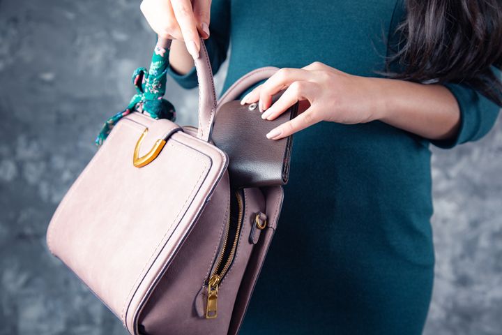 財布を持った女性