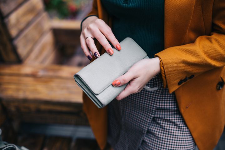 財布を持つ女性