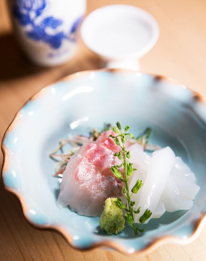 銀座一丁目『はち巻岡田』のイサキとアオリイカの「刺身」、「菊正宗」