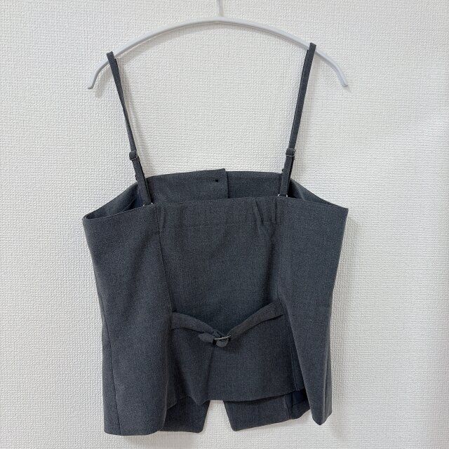 後ろにはバックルが付いている