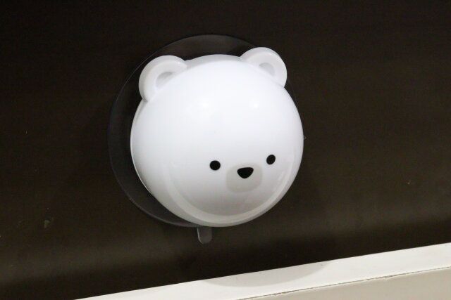 ダイソーの包丁研ぎ 吸盤タイプ シロクマをくっつける