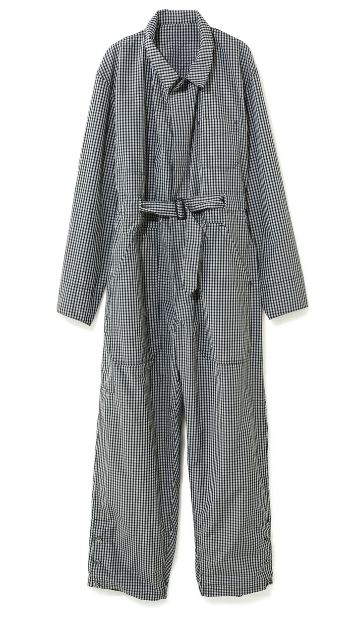 チェック柄が目を惹く新作ジャンプスーツ