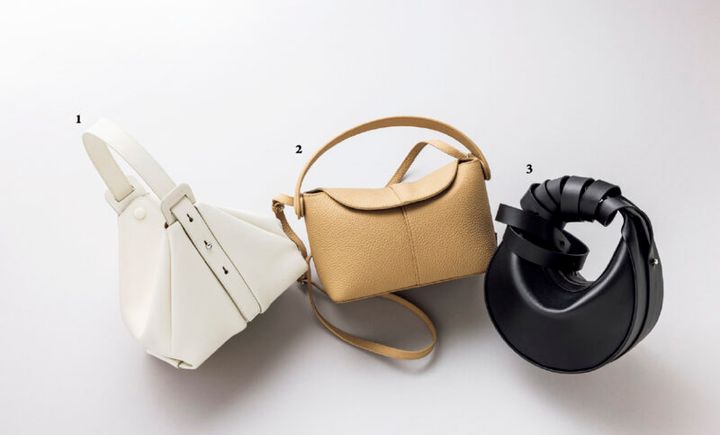 1.斬新な三角形のデザイン。フラップのスナップをはずして横に広げるとバケットバッグに。ストラップ付き。[H16×W22.5×D21]￥126,500（アドヴェン／トゥモローランド） 2.ふっくら立体的な形がモダンなフラップバッグ。[H13.5×W20×D11]￥47,300（ヴァジック／ヴァジックジャパン） 3.構築的な丸いフォルムがスタイリッシュ。ハンドルに巻きつけたストラップをはずすとショルダーに。[H18×W18×D9]￥157,000（キキイトウ／オフィス コイズミ）