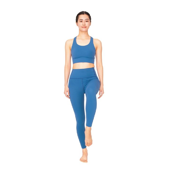 壁の前に立ち、片方の脚を90度に上げてひざを壁につける。