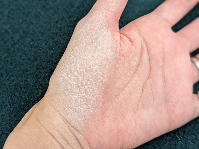 セザンヌ ブライトカラーシーラー 00 メリハリホワイト 使用感（手の甲に塗布した様子）