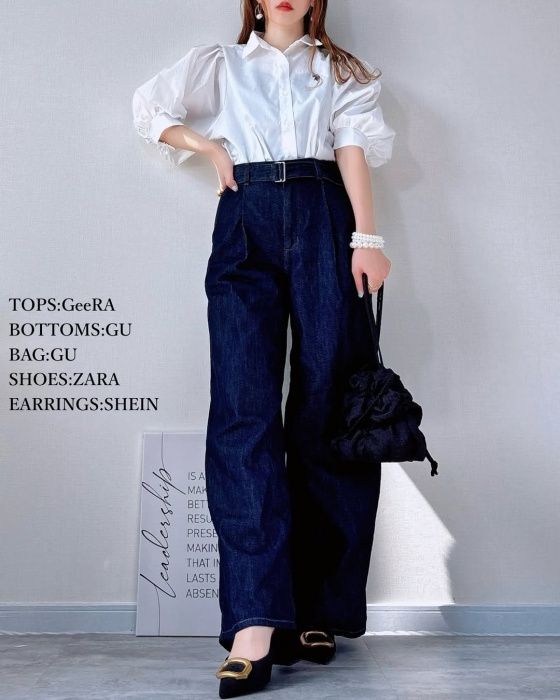 GUのネイビーの「ライトデニムベルテッドワイドパンツ」