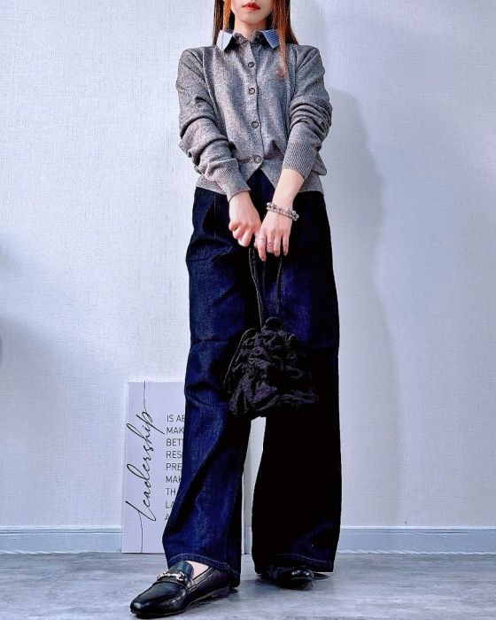 GUのネイビーの「ライトデニムベルテッドワイドパンツ」