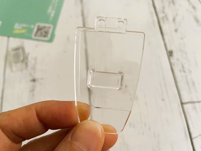 ダイソー リモコンフック「くりぴた」クリアタイプなので目立たない