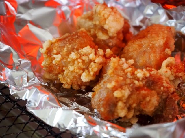 アルミホイルの上にのせた唐揚げをトースターで加熱する様子