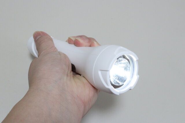 ダイソーの握ると点くライト6