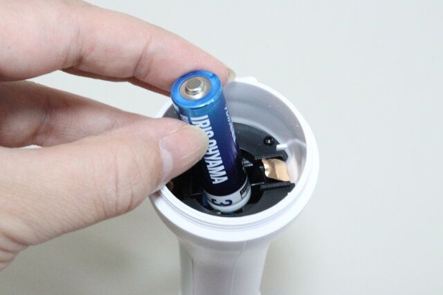 ダイソーの握ると点くライト4