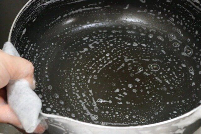 無印良品の水回りの汚れ用 掃除シートでフライパンを洗う