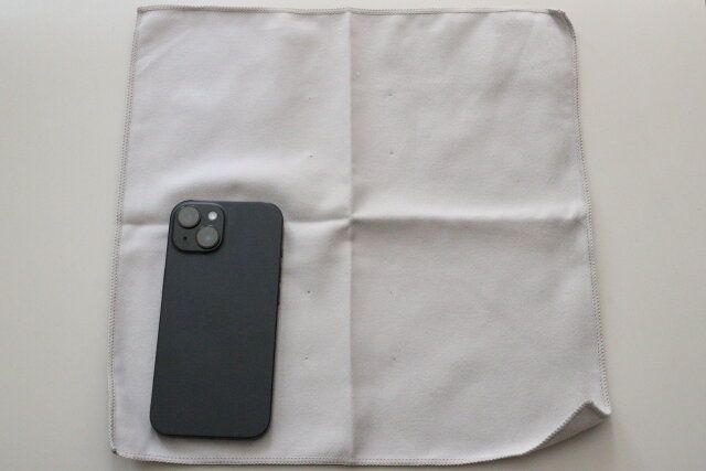 セリアの吸水速乾タオルとiPhone15を比べる