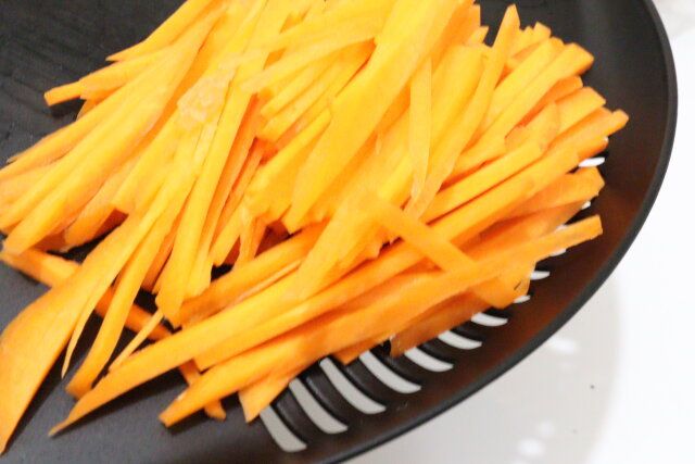 水切りできるD型まな板（滑り止め） 水切り穴