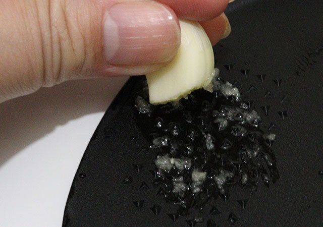 水切りできるD型まな板（滑り止め） すりおろし