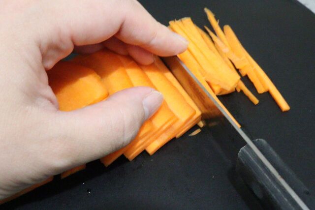 水切りできるD型まな板（滑り止め） 使用例