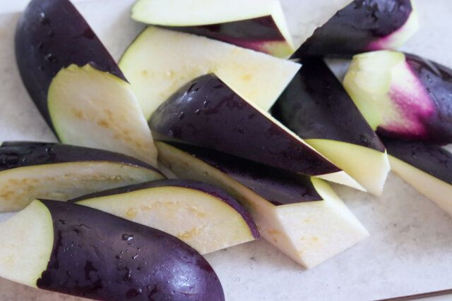 なすはヘタを切り落とし、乱切りにする。