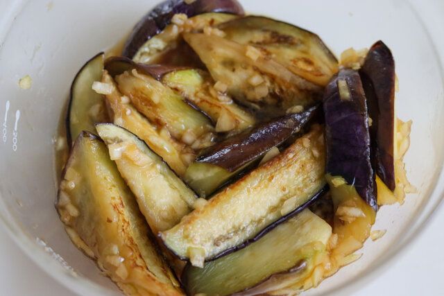 ⑤のボウルに、こんがり焼けた熱々のなすを加え、サッと混ぜてたれをよくなじませる。