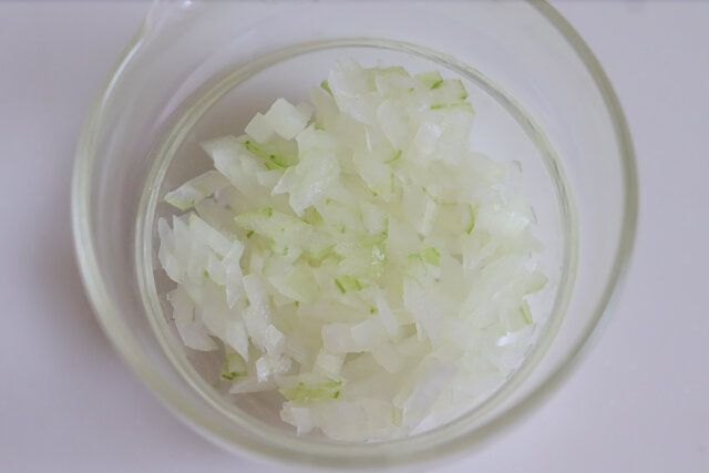 長ねぎはみじん切りにする。